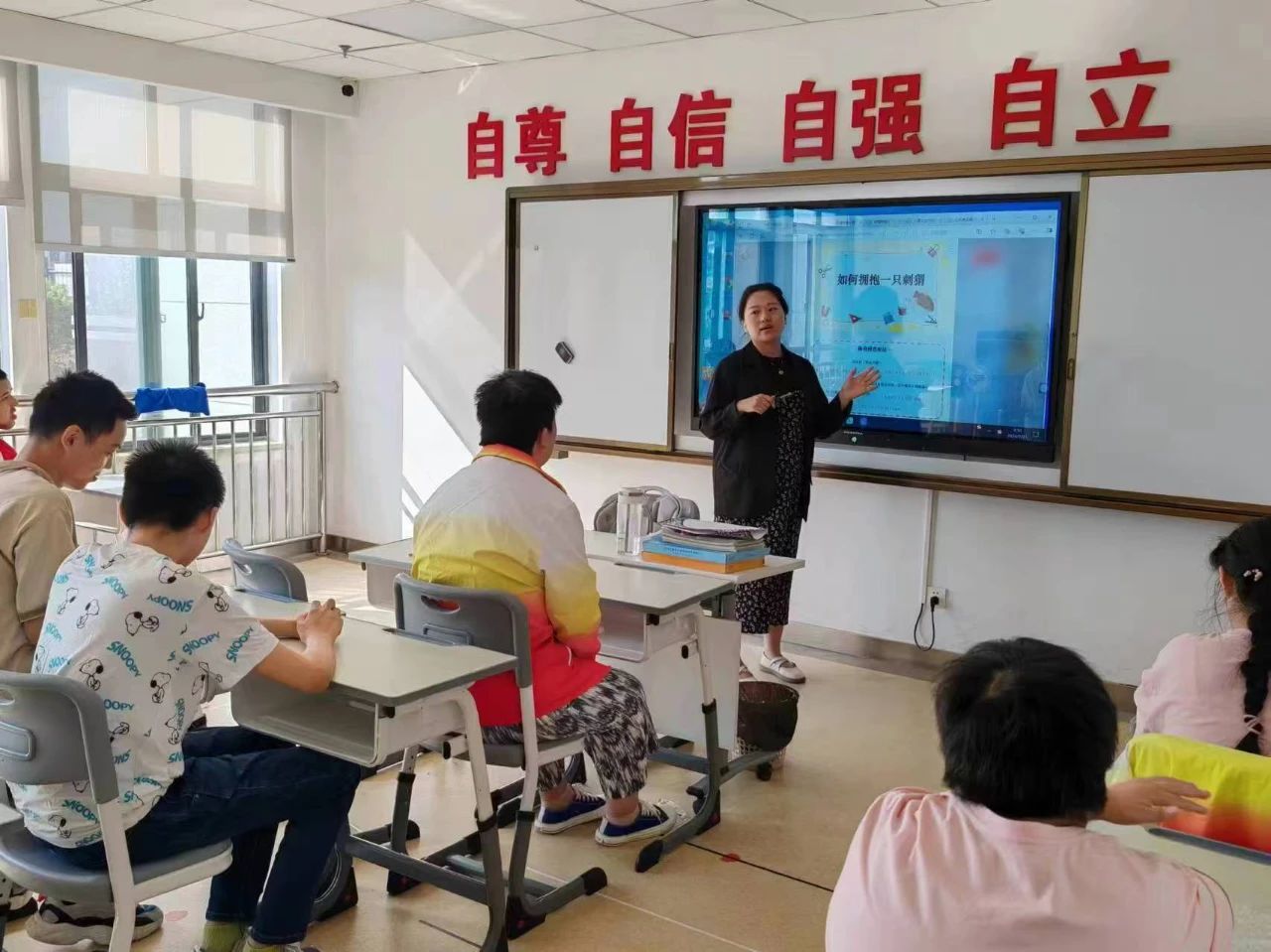 图为连云港市寄宿制托养中心课堂